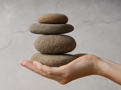 Apakah Benar Memegang Batu Bisa Menahan BAB? Cek Mitos atau Fakta