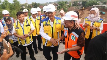 Momen Menteri PU Blusukan Cek Pembangunan Jalan Tol Kediri-Tulungagung