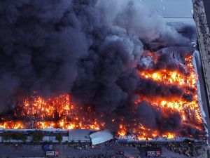 Video Gudang Sparepart Semarang Terbakar, Polisi: Tak Ada Korban Video Gudang Sparepart Semarang Terbakar, Polisi: Tak Ada Korban