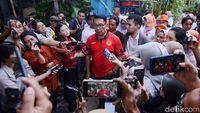 Pakai Jersey Persija, RK Blusukan ke Kampung Bayam