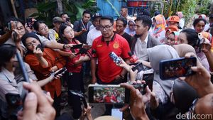 Pakai Jersey Persija, RK Blusukan ke Kampung Bayam