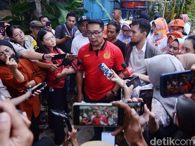 Pakai Jersey Persija, RK Blusukan ke Kampung Bayam