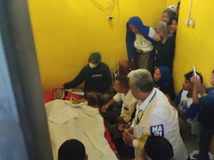 Man-Feri Melayat ke Rumah Korban Tewas Akibat Ditusuk Saat Kampanye Akbar Man-Feri Melayat ke Rumah Korban Tewas Akibat Ditusuk Saat Kampanye Akbar
