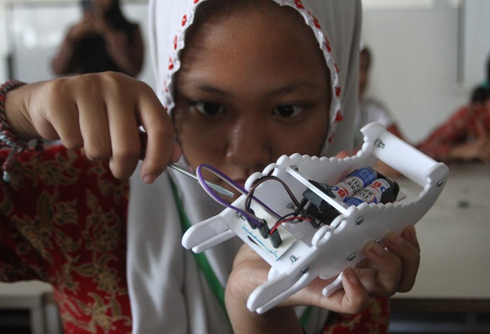 Pelatihan robotika siswa SD di Malang Siswa SDN Tlogomas 1 memasang bagian dikala mengikuti training robotika di Malang Creatice Centre (MCC), Jawa Timur, Kamis (21/11/2024). Kegiatan tersebut ialah implementasi kurikulum merdeka yakni Projek Penguatan Profil Pelajar Pancasila (P5) dengan tema Robotika dan Coding untuk memperkenalkan teknologi dasar pada siswa kelas 6 guna mendorong penemuan sekaligus merencanakan pelajar menghadapi pertumbuhan teknologi masa depan. ANTARA FOTO/Ari Bowo Sucipto/nym.