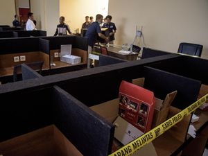 Cuan Tak Main-main di Markas Judol Bandung Berkedok Toko Kain Cuan Tak Main-main di Markas Judol Bandung Berkedok Toko Kain
