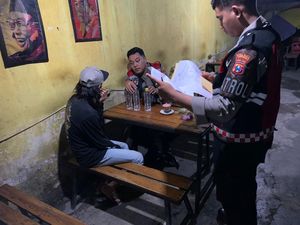 Sat Samapta Polres Lamongan Amankan Miras Ilegal Saat Patroli