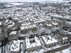 Potret Badai Salju Menghantam Inggris
