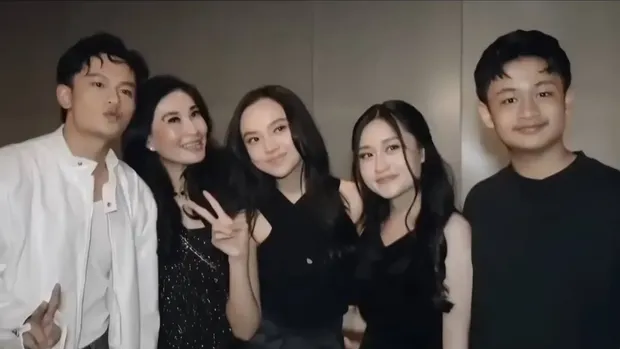 Potret Lyodra Akrab dengan Ortu dan Adik Randy Martin Jadi Sorotan