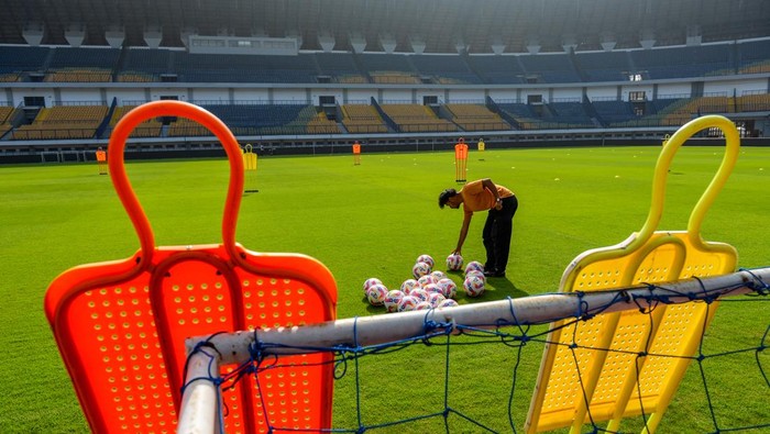 Renovasi Kelar, Persib Latihan Lagi di Stadion GBLA Pelatih dan penjaga gawang klub Persib Bandung memasuki lapangan untuk latihan di Stadion Gelora Bandung Lautan Api, Bandung, Jawa Barat, Kamis (21/11/2024). Klub Persib Bandung mulai menggunakan lapangan sepak bola Stadion Gelora Bandung Lautan Api untuk latihan dan pertandingan liga satu, menyusul telah rampungnya renovasi stadion itu oleh Kementerian PUPR. ANTARA FOTO/Raisan Al Farisi /nym.
