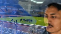 Klub Persib Bandung mulai menggunakan lapangan sepak bola Stadion Gelora Bandung Lautan Api untuk latihan dan pertandingan liga satu.