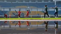 Pelatih dan penjaga gawang klub Persib Bandung memasuki lapangan untuk latihan di Stadion Gelora Bandung Lautan Api, Bandung, Jawa Barat, Kamis (21/11/2024).