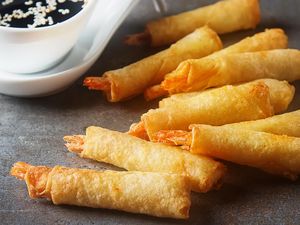 Resep Pangsit Gulung Udang yang Renyah Untuk Lauk atau Camilan Resep Pangsit Gulung Udang yang Renyah Untuk Lauk atau Camilan