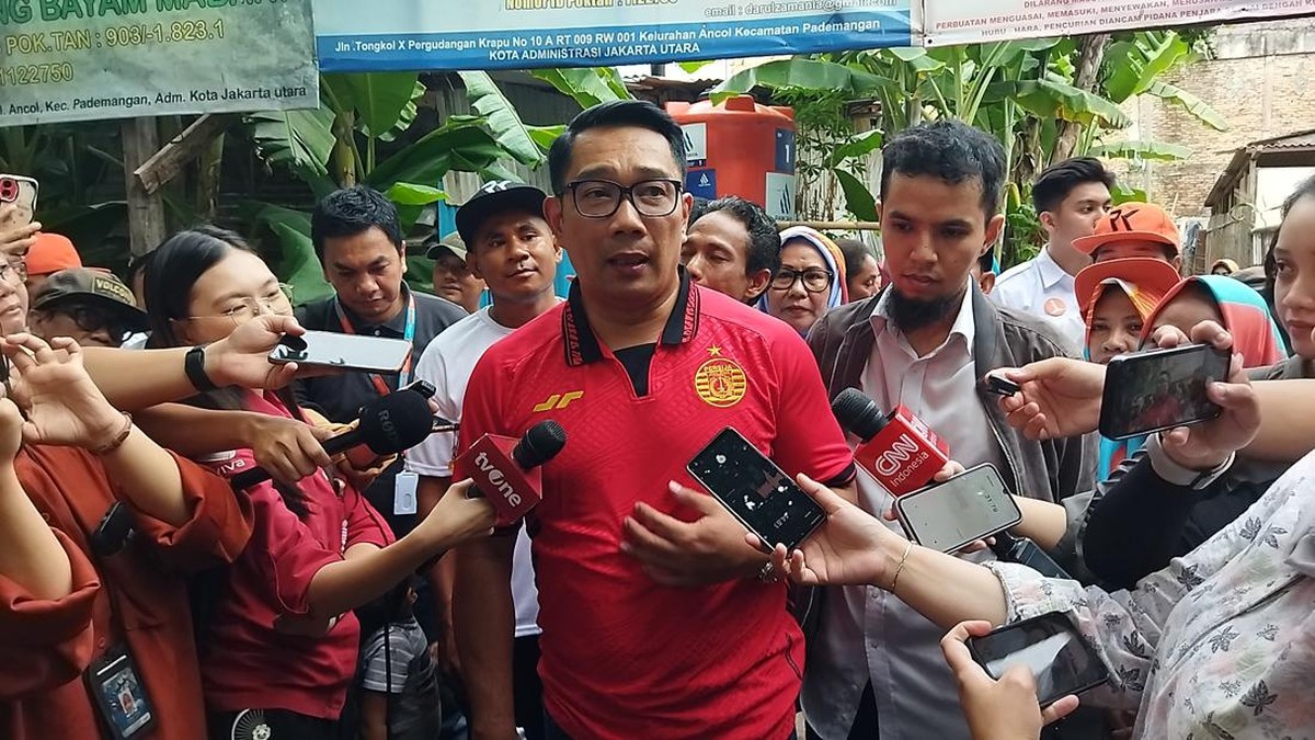 Foto: Ridwan Kamil memakai jersey Persija (Kurniawan/detik)