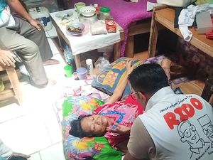 RK Tengok Lansia Sakit di Jaksel, Janji Hadirkan Dokter Keliling