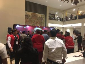 Debat Pilbup Gianyar Panas, Paslon Saling Sindir-Pendukung Nyaris Baku Hantam Debat Pilbup Gianyar Panas, Paslon Saling Sindir-Pendukung Nyaris Baku Hantam