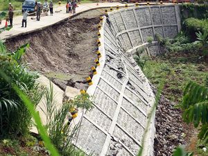 Talud Jalan di Tulungagung Amblas Gegara Hujan Deras