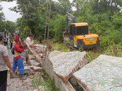 Sisa Tembok yang Timpa Mobil di Semarang Dirobohkan, Warga Bersorak