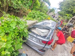Brak! Tembok Roboh Timpa Mobil di Pedurungan Semarang, 1 Orang Dilarikan ke RS