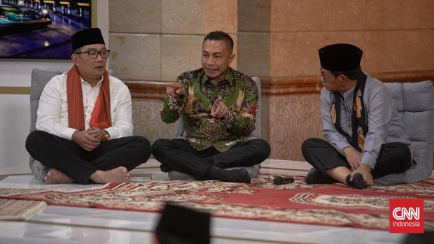 Pasangan calon Gubernur dan Wakil Gubernur Daerah Khusus Jakarta nomor urut 1, Ridwan Kamil - Suswono, nomor urut 2 Dharma Pongrekun - Kun Wardana, nomor urut 3, Pramono Anung - Rano Karno mengikuti acara doa bersama untuk pemilu damai di Polda Metro Jaya, Jakarta, Kamis (21/11/2024). (CNN Indonesia/Adi Ibrahim)