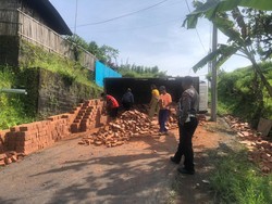 Truk Terguling di Tanjakan Baturiti, Bata Merah Berhamburan