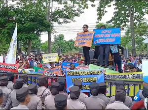 Paslon Wahdi-Qomaru Didiskualifkasi di Pilkada Metro, Suasana Memanas Paslon Wahdi-Qomaru Didiskualifkasi di Pilkada Metro, Suasana Memanas