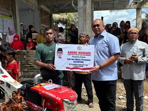 Andre Rosiade Serahkan Hand Traktor dan Pompa Air untuk Kelompok Tani di Padang