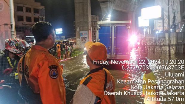 Banjir di Jalan Ciledug Raya, Cipulir, Jakarta Selatan, bikin lalu lintas macet