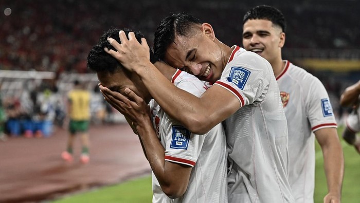 Pesepak bola Timnas Indonesia Marselino Ferdinan (kiri) bersama rekan senegaranya Rizky Ridho Ramadhani (tengah) dan Ragnar Oratmangoen (kanan) meluapkan kegembiraannya usai mencetak gol ke gawang Timnas Arab Saudi pada pertandingan Grup C putaran ketiga Kualifikasi Piala Dunia 2026 Zona Asia di Stadion Utama Gelora Bung Karno, Senayan, Jakarta, Selasa (19/11/2024). ANTARA FOTO/Aprillio Akbar/Lmo/YU