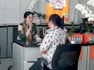 CS BRI Layani Nasabah Pakai Bahasa Isyarat, Tuai Apresiasi Netizen CS BRI Layani Nasabah Pakai Bahasa Isyarat, Tuai Apresiasi Netizen