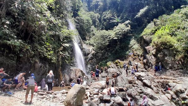 Foto: Sejuk Segar Curug Cigentis di Karawang