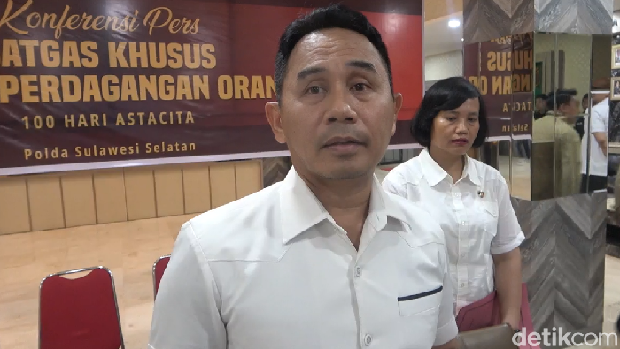 Dirkrimum Polda Sulsel Komisaris Besar Jamaluddin Farti dikala menyampaikan keterangan terkait 77 mahasiswa Makassar jadi korban ferienjob ke Jerman. Dirkrimum Polda Sulsel Komisaris Besar Jamaluddin Farti dikala menyampaikan keterangan terkait 77 mahasiswa Makassar jadi korban ferienjob ke Jerman.