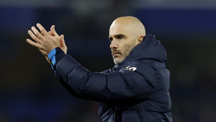 Soccer Football - Premier League - Chelsea v Arsenal - Stamford Bridge, London, Britain - November 10, 2024 Chelsea manager Enzo Maresca applauds fans after the match Action Images via Reuters/Peter Cziborra EDITORIAL USE ONLY. NO USE WITH UNAUTHORIZED AUDIO, VIDEO, DATA, FIXTURE LISTS, CLUB/LEAGUE LOGOS OR LIVE SERVICES. ONLINE IN-MATCH USE LIMITED TO 120 IMAGES, NO VIDEO EMULATION. NO USE IN BETTING, GAMES OR SINGLE CLUB/LEAGUE/PLAYER PUBLICATIONS. PLEASE CONTACT YOUR ACCOUNT REPRESENTATIVE FOR FURTHER DETAILS..