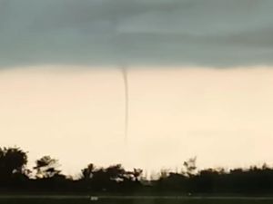 Viral! Fenomena Waterspout Muncul di Perairan Selatan Bandara YIA Viral! Fenomena Waterspout Muncul di Perairan Selatan Bandara YIA