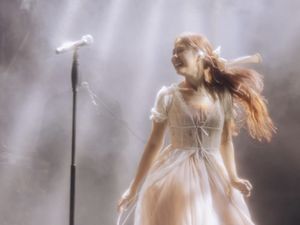Nadin Amizah ke Oknum yang Sentuh Tubuhnya: Kalian Bukan Fans! Nadin Amizah ke Oknum yang Sentuh Tubuhnya: Kalian Bukan Fans!