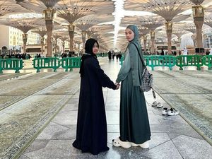 8 Gaya Inara Rusli Bersama Anak Gadisnya Starla bak Bestie saat Umrah