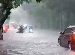 Banjir Terjadi di Bintaro Usai Hujan Deras, Ada Motor-Mobil Mogok