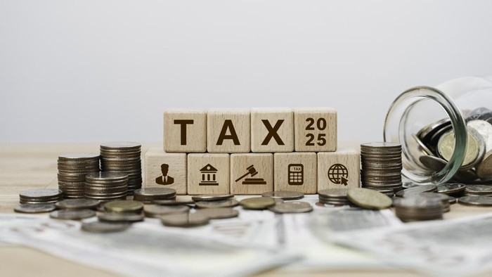 Ilustrasi pajak 2025 Tax planning 2025 concept with icons on wooden blocks Tax reduction, Individual income return to Government. paperwork, financial research, report. Calculation tax return