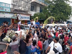 Jokowi & Luthfi-Yasin Pawai di Klaten, Bagi-bagi Kaus buat Masyarakat