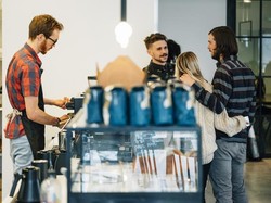 Wanita Ini Jahili Pesanan Kopi Pengunjung Kafe yang Kuasai 3 Kursi