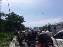 Ada Kampanye Akbar DIA, Lalin Jalan Rajawali-Jalan Metro Tanjung Bunga Padat