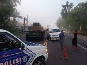 Adu Banteng Minibus Rombongan Warga Cirebon Vs Truk di Sentolo
