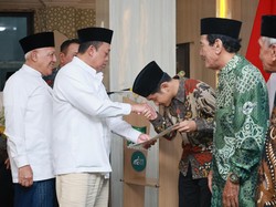 Pesantren Al Yasmin Surabaya Terima 12 Sertifikat Tanah dari ATR/BPN