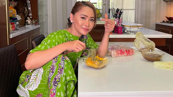 Keseruan Inul Daratista Masak hingga Buat Kue di Rumah