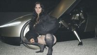 Foto: Gaya Seksi Kim Kardashian Bareng Robot Elon Musk Seharga Rp 450 Juta