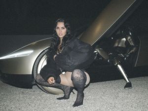 Foto: Gaya Seksi Kim Kardashian Bareng Robot Elon Musk Seharga Rp 450 Juta Foto: Gaya Seksi Kim Kardashian Bareng Robot Elon Musk Seharga Rp 450 Juta