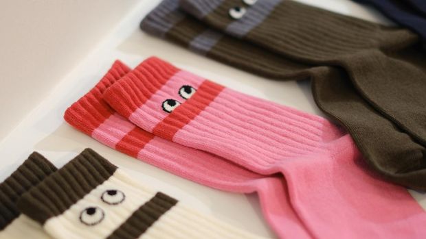 Kolaborasi Uniqlo x Anya Hindmarch