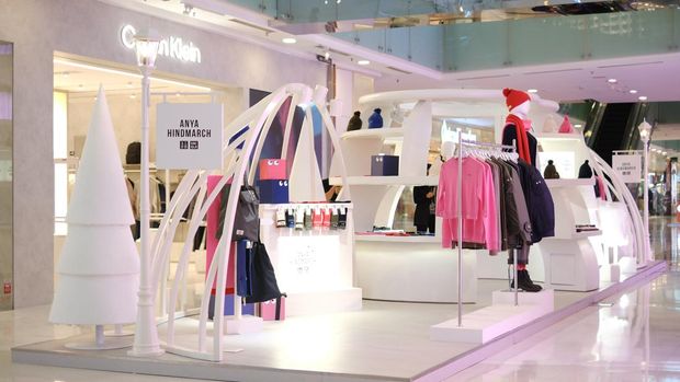 Kolaborasi Uniqlo x Anya Hindmarch