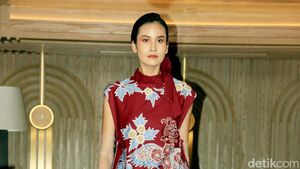 Foto: 10 Koleksi Batik Iwan Tirta, Terinspirasi Kekayaan Budaya Nusantara
