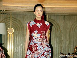 Foto: 10 Koleksi Batik Iwan Tirta, Terinspirasi Kekayaan Budaya Nusantara Foto: 10 Koleksi Batik Iwan Tirta, Terinspirasi Kekayaan Budaya Nusantara