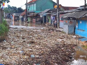Tumpukan Sampah Banjiri Jalan Sukabirus Dayeuhkolot